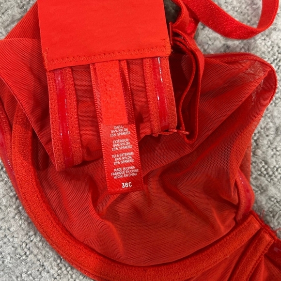 Skims Red Bra - Picture 3 of 3
